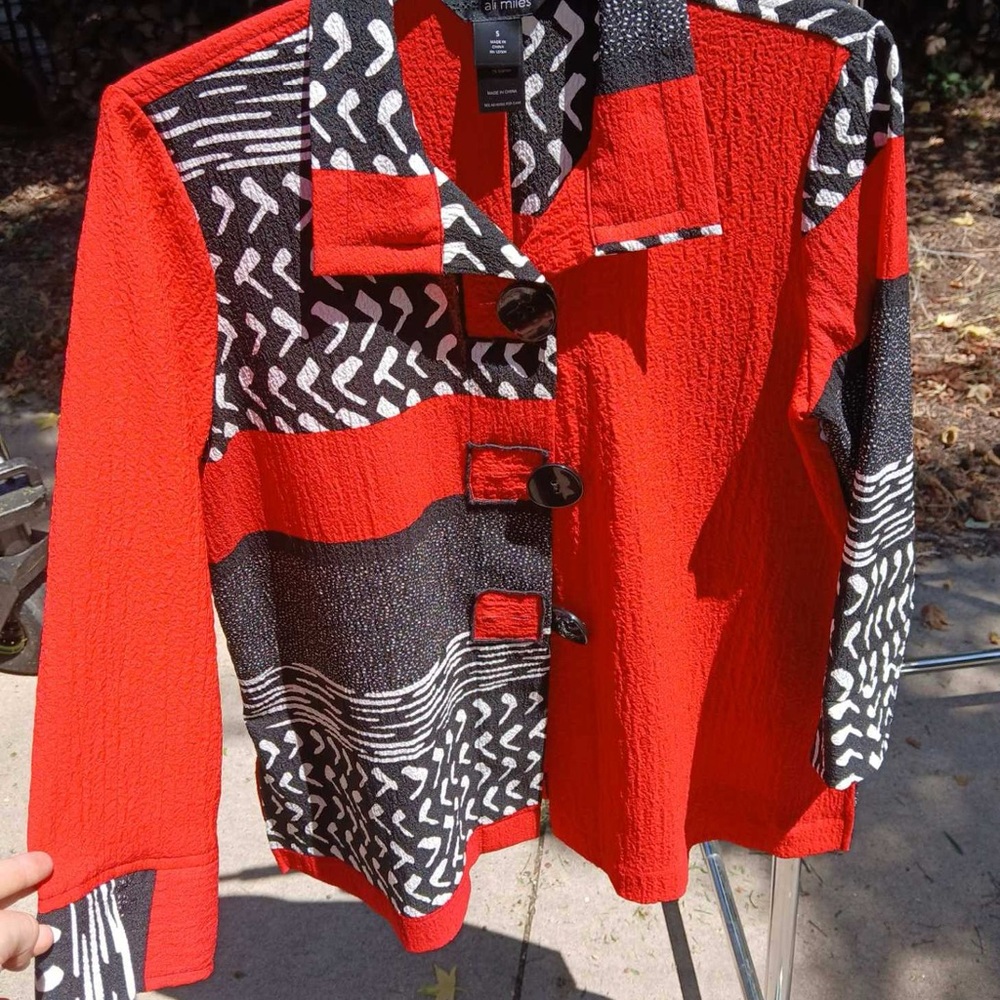 Ali Miles Red Black & White Patterned Button-Front Shirt